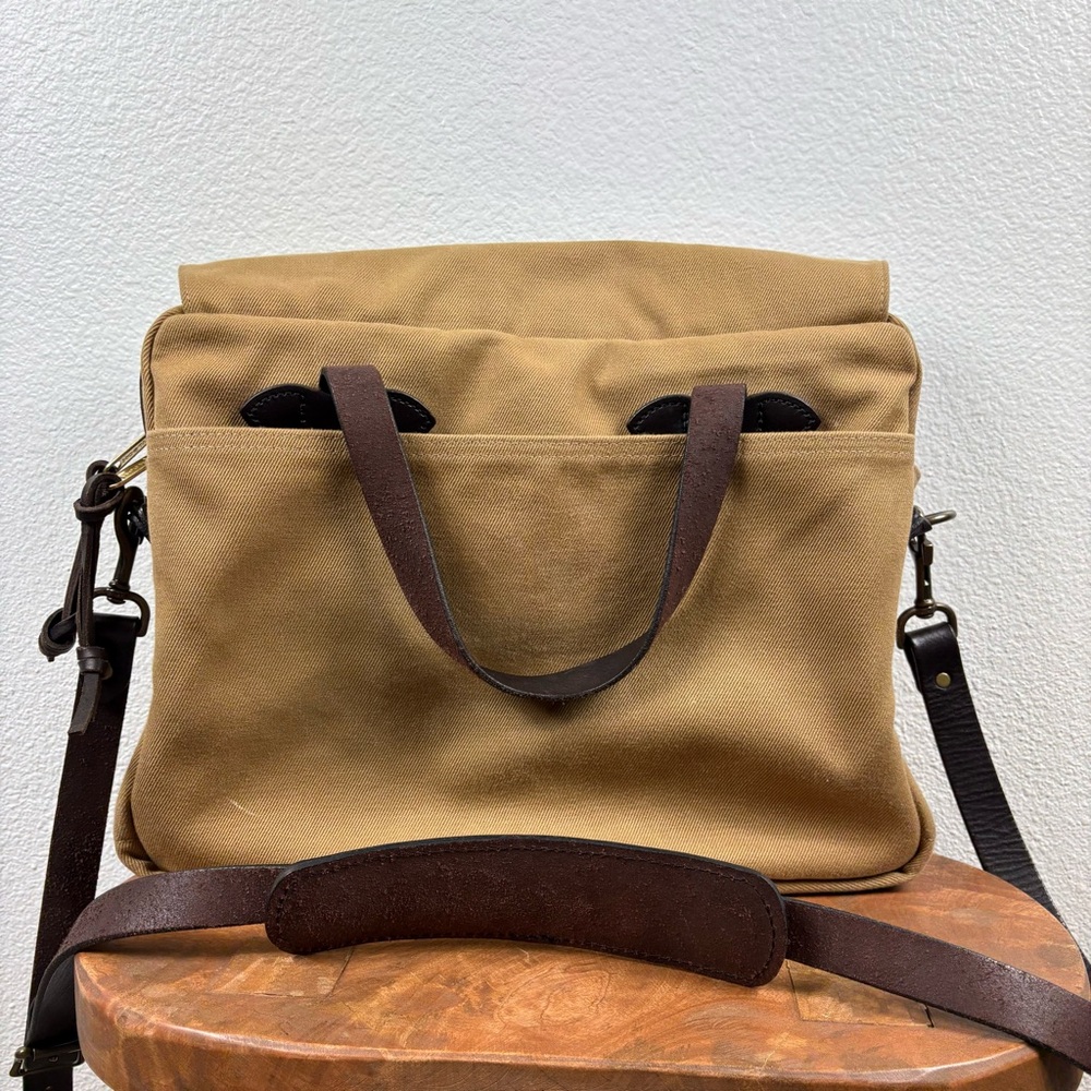 Filson Original Twill Briefcase
Discreet tag/ inside flap - Picture 4 of 14